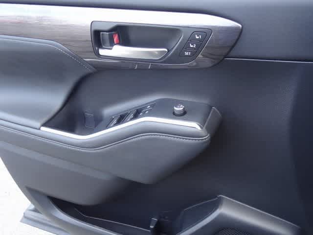 2022 Toyota Highlander Hybrid Platinum