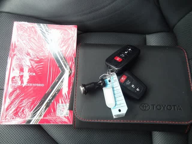 2022 Toyota Highlander Hybrid Platinum