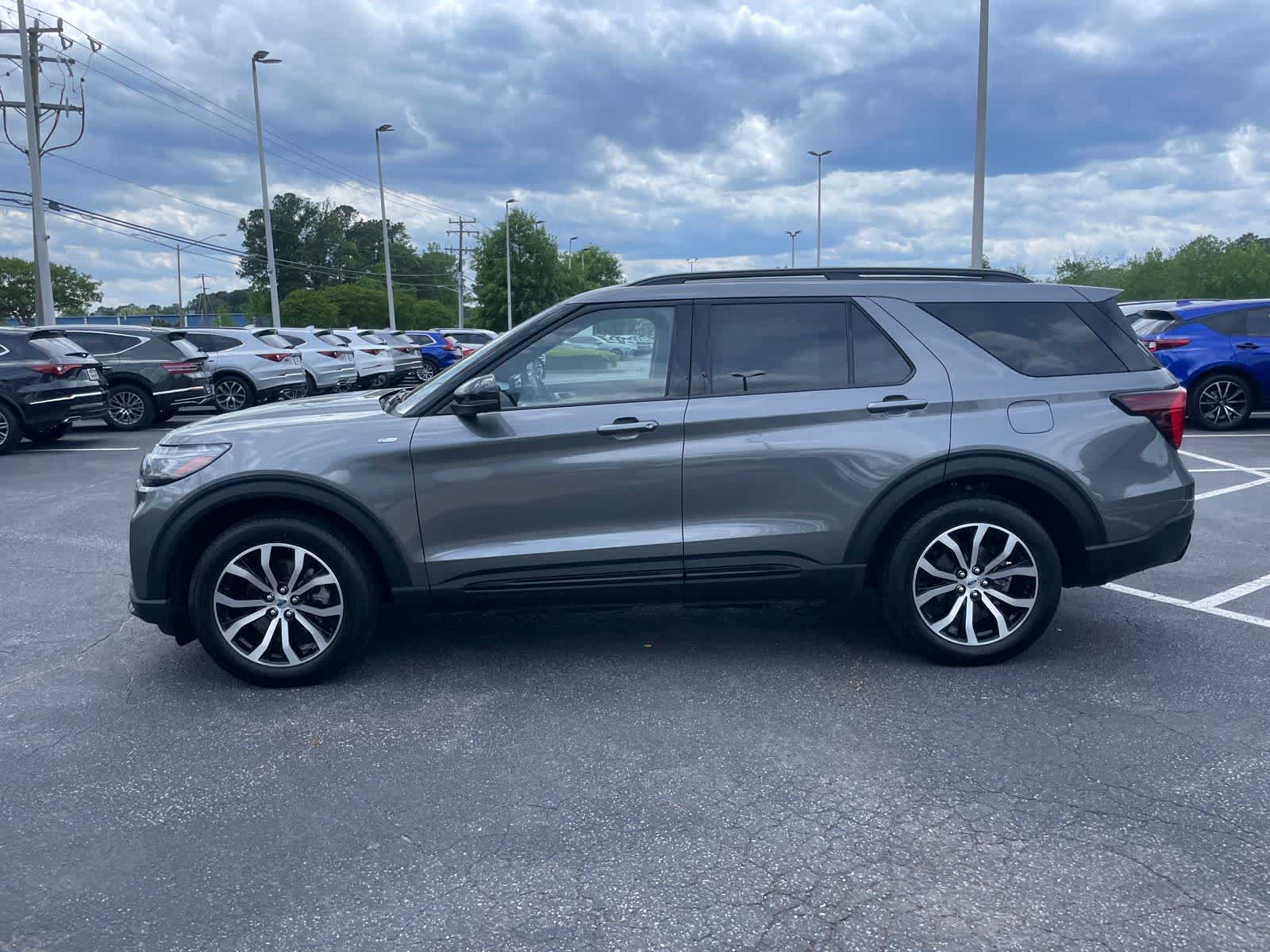 2025 Ford Explorer ST-Line