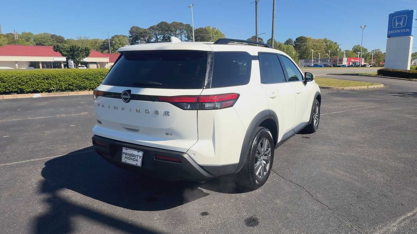 2024 Nissan Pathfinder SV